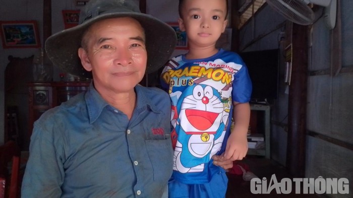 Ông Ký Văn Điều và cháu ngoại sáu tuổi phải thường xuyên đi tránh bụi.