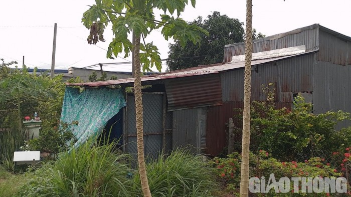 Người dân phải dùng màn che trước nhà để chắn bụi.