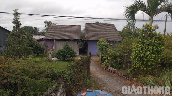 Gần trăm hộ dân trong khu vực phải che màn trước cửa để ngăn bụi.