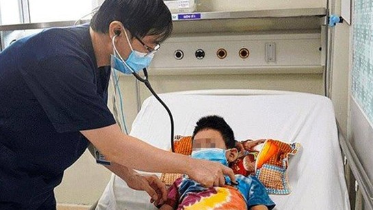 Trẻ mắc sốt xuất huyết cần nhập viện ngay khi nào?