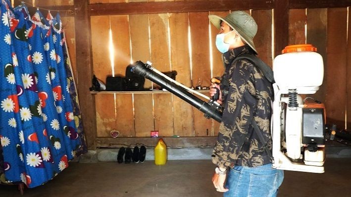 Ngành y tế tỉnh Đắk Lắk tăng cường phun hóa chất diệt muỗi phòng, chống sốt xuất huyết. (Ảnh: Quang Nhật)