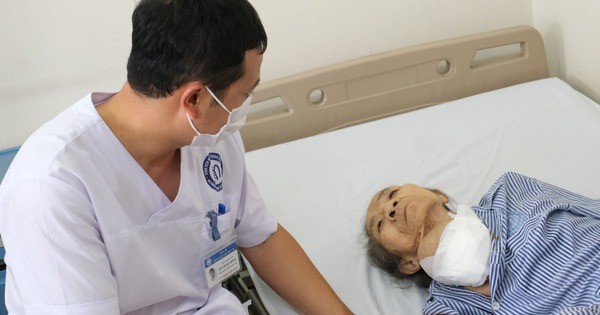 Cụ bà 92 tuổi có khối bướu cổ suốt 40 năm qua phải nhập viện vì nguy cơ vỡ chảy máu.