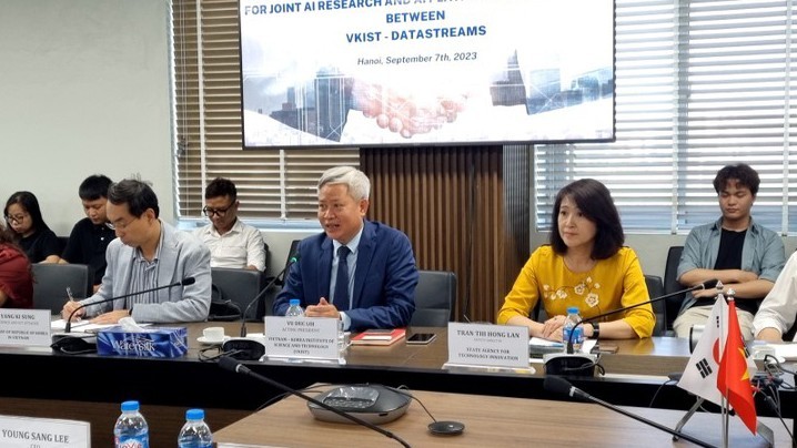 Đại diện VKIST và DataStreams ký kết biên bản hợp tác