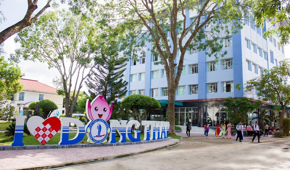 Hai con của thầy hiệu trưởng đột tử trong lễ khai giảng được hỗ trợ học phí đến bậc đại học