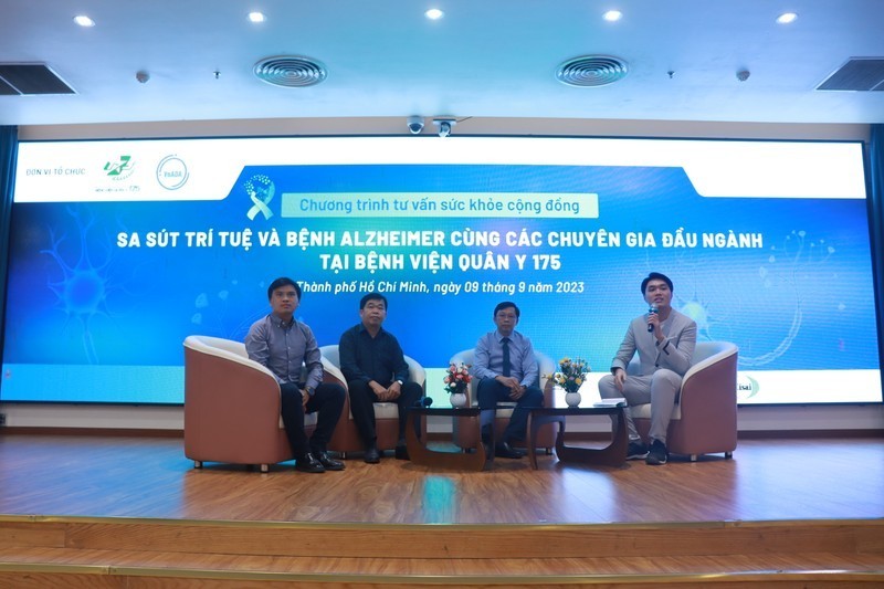 Các chuyên gia đầu ngành trực tiếp tư vấn cho người dân tại chương trình.