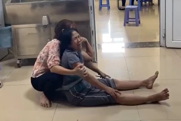 Người nhà hai bé song sinh đau lòng trước vụ việc đáng tiếc sau tiêm vắc xin viêm gan B. (Ảnh cắt từ clip).