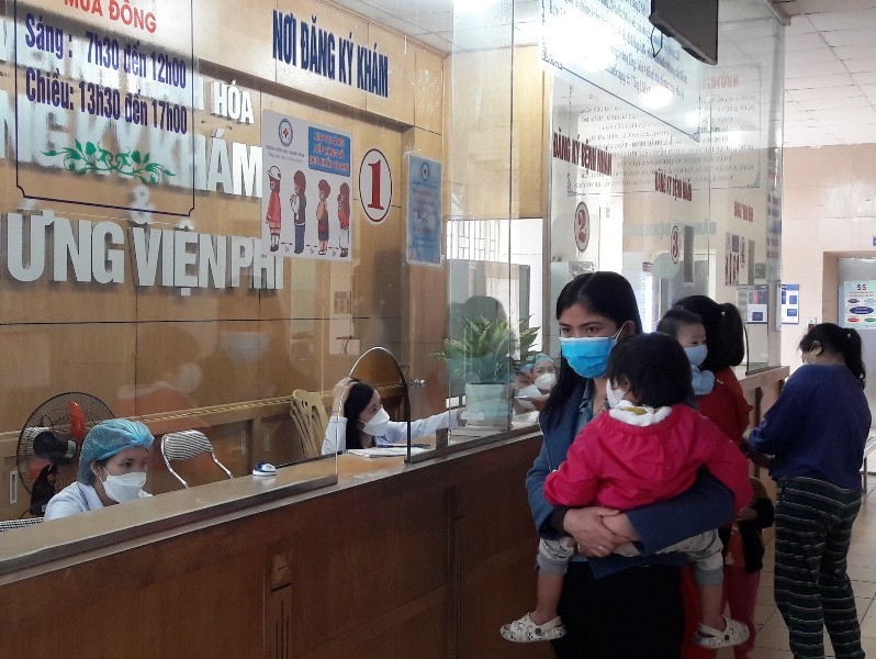 Phụ huynh đăng ký khám, chữa bệnh cho trẻ em. (Ảnh minh họa)