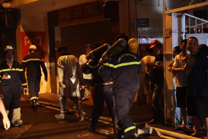 Do đường vào khu chung cư ở Khương Hạ nhỏ hẹp nên công tác cứu hộ cứu nạn gặp khá nhiều khó khăn.