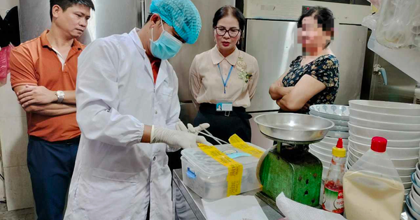 Cơ quan chức năng lấy mẫu kiểm tra tại bánh mì P