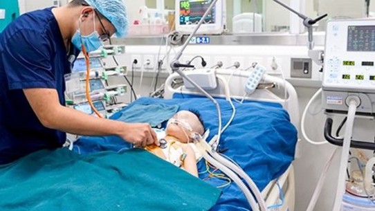 Bé gái nguy kịch vì nhiễm khuẩn huyết từ nốt nhọt sau gáy