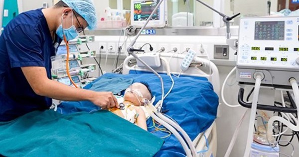 Một trẻ nhiễm khuẩn huyết được điều trị tích cực tại BV Nhi TƯ. (Ảnh BVCC).