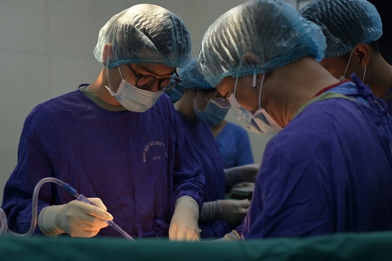 Sức khỏe nạn nhân nhảy từ tầng 9 đang hồi phục, chỉ mong được sớm gặp con