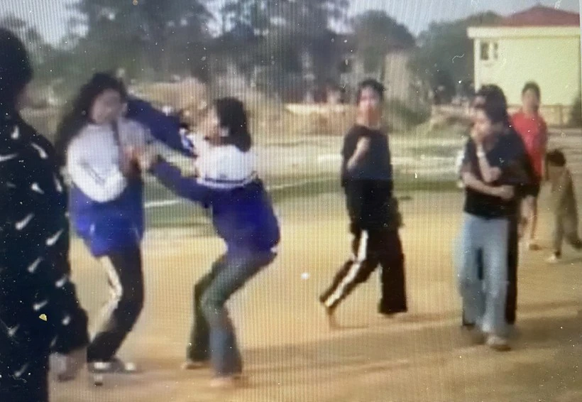 Điều tra vụ nữ sinh lớp 7 bị đánh rồi quay clip