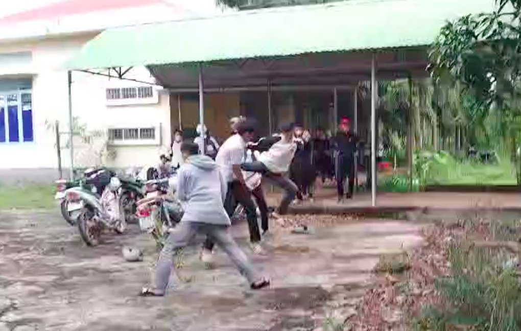 Nam sinh lớp 11 bị đánh hội đồng bằng mũ bảo hiểm