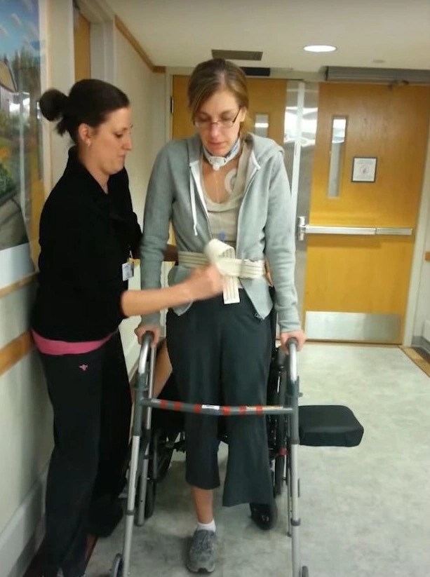 Allison tập đi tại bệnh viện.