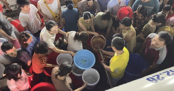 Người dân Thanh Hà phải dùng nước từ xe téc khi chung cư mất nước.