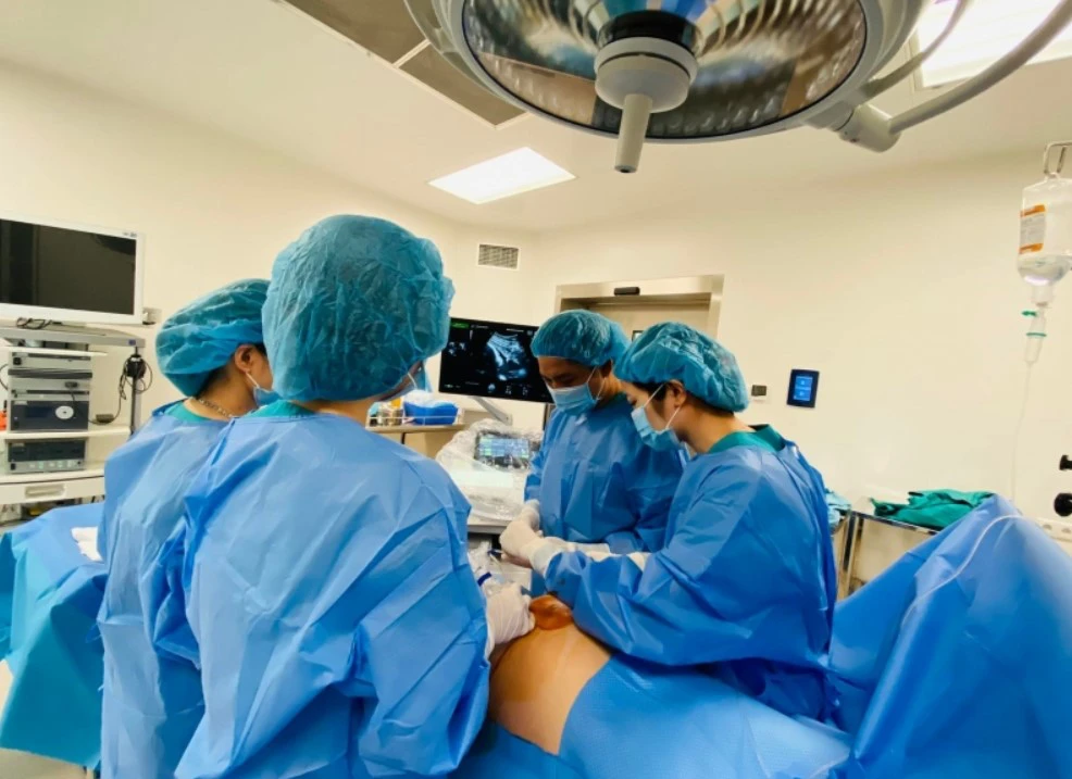 Cứu mẹ con sản phụ rau cài răng lược