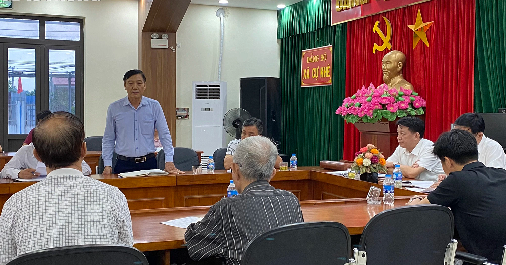 Ông Dương Đình Trình, Phó giám đốc Công ty nước Thanh Hà, thông tin tại buổi họp với cư dân Thanh Hà chiều 24/10. Ảnh: Hoàng Anh.