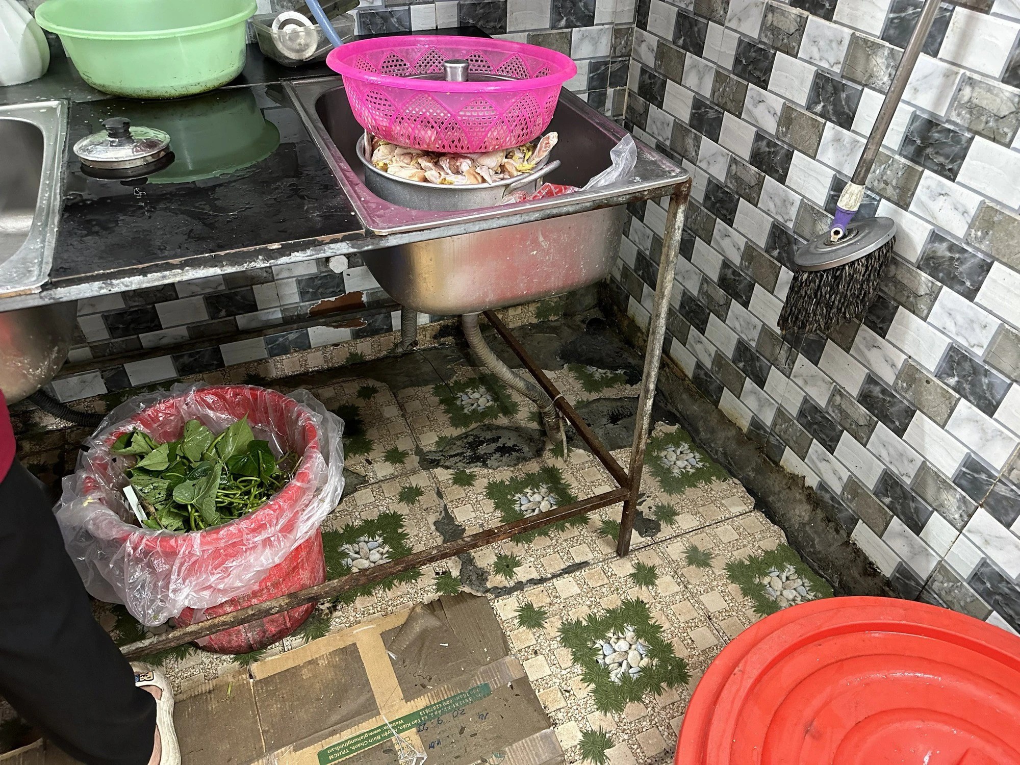 Cơ sở không bảo đảm vệ sinh an toàn thực phẩm.