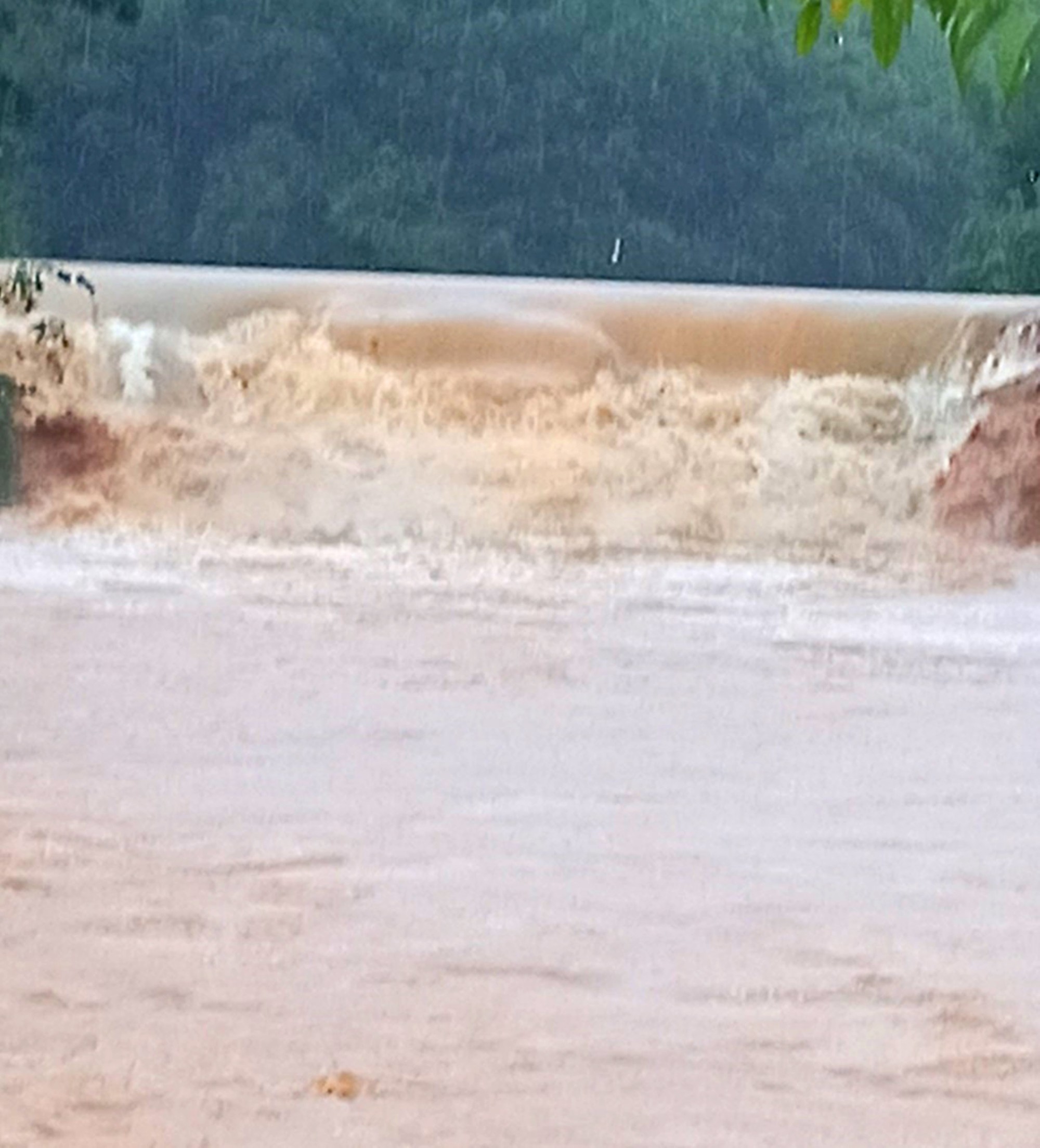 23.000 học sinh miền núi Hà Tĩnh nghỉ học vì mưa lớn, 1 em bị thương do tường sập