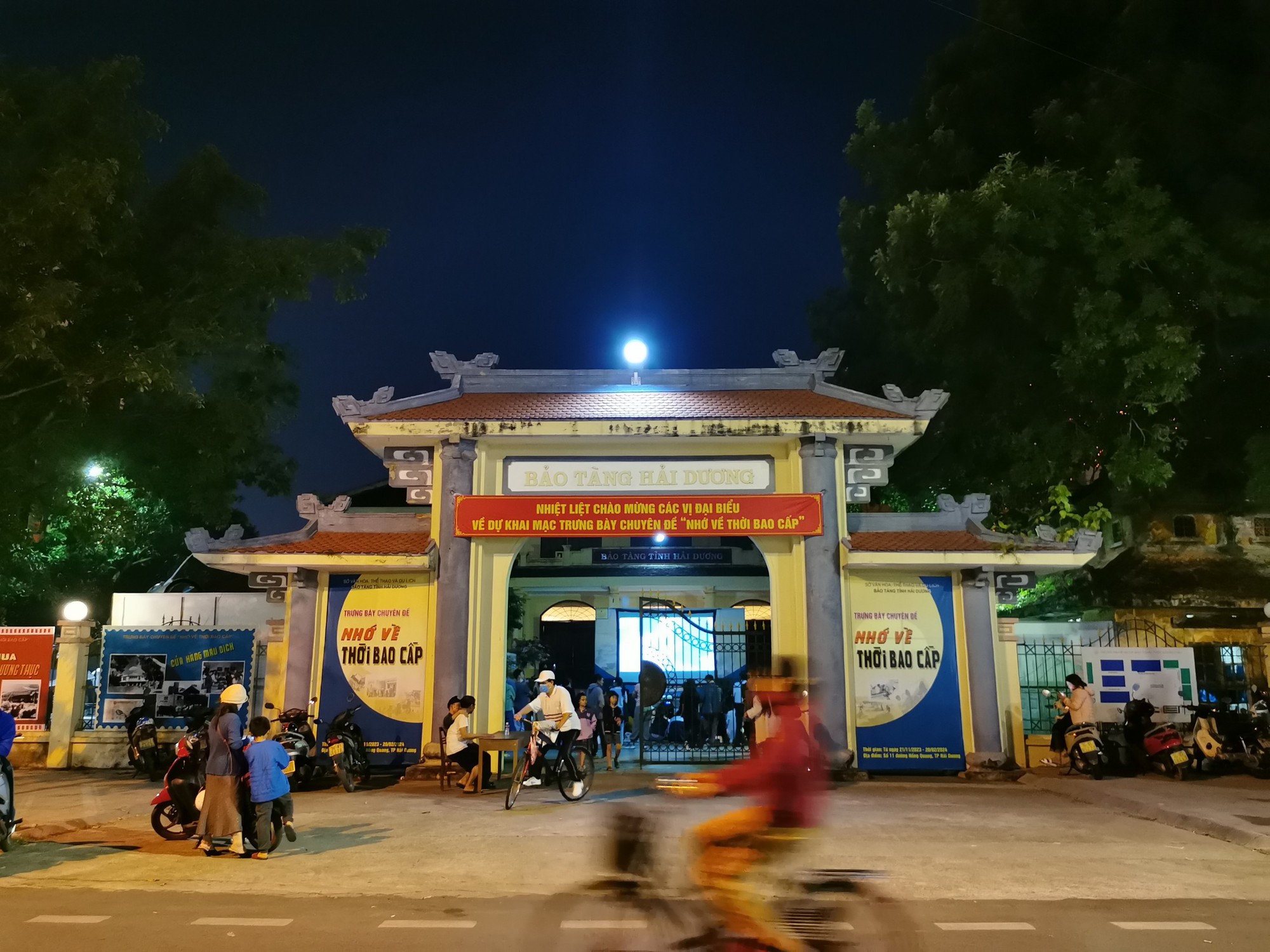 Người dân Hải Dương tấp nập xem phim đen trắng như thời bao cấp