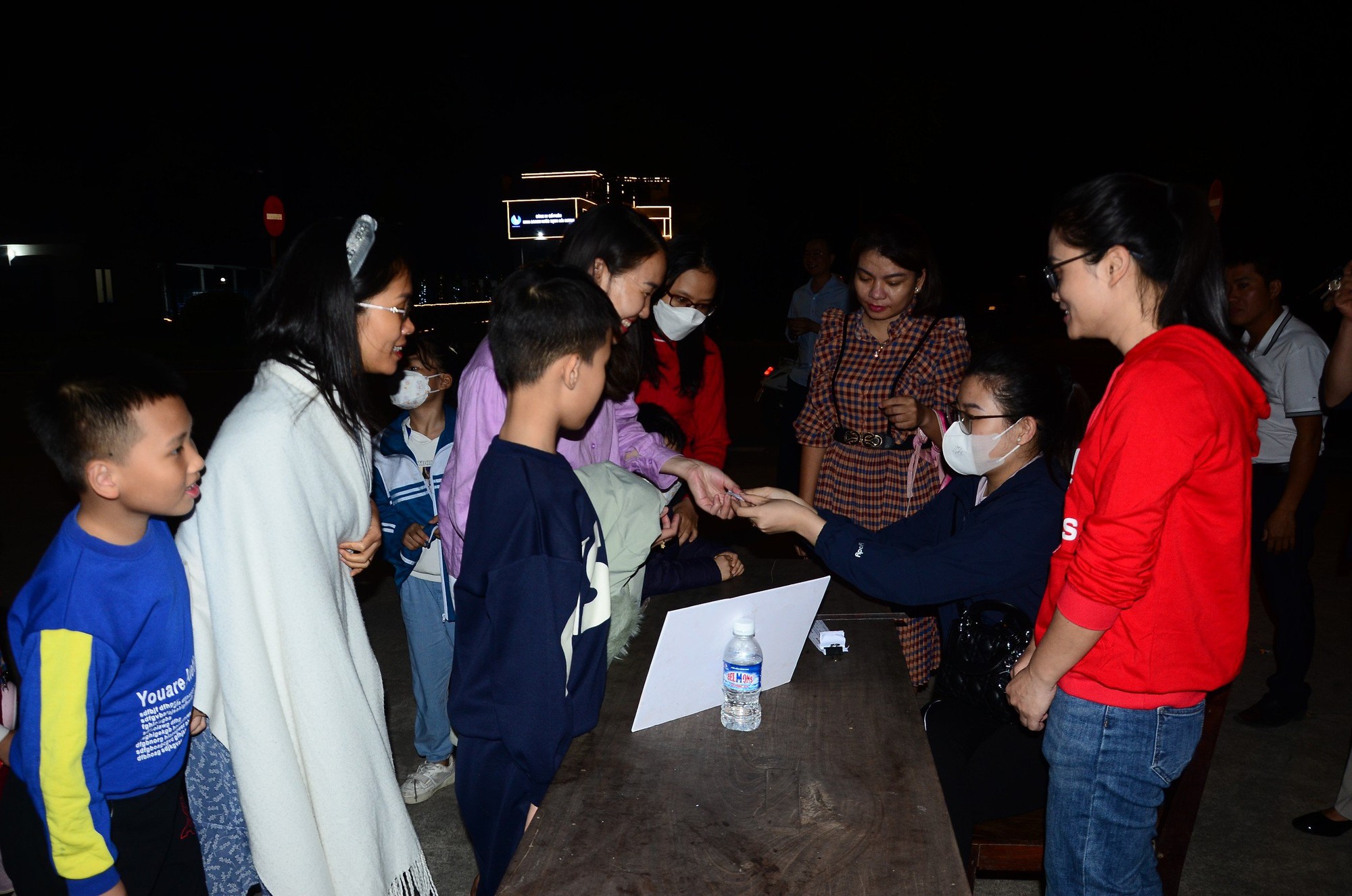 Người dân Hải Dương tấp nập xem phim đen trắng như thời bao cấp