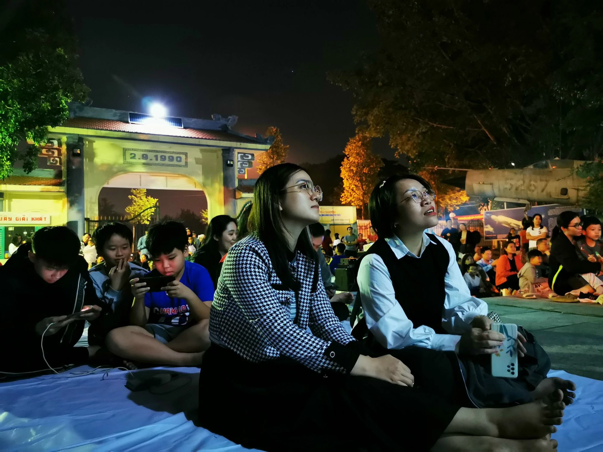 Người dân Hải Dương tấp nập xem phim đen trắng như thời bao cấp