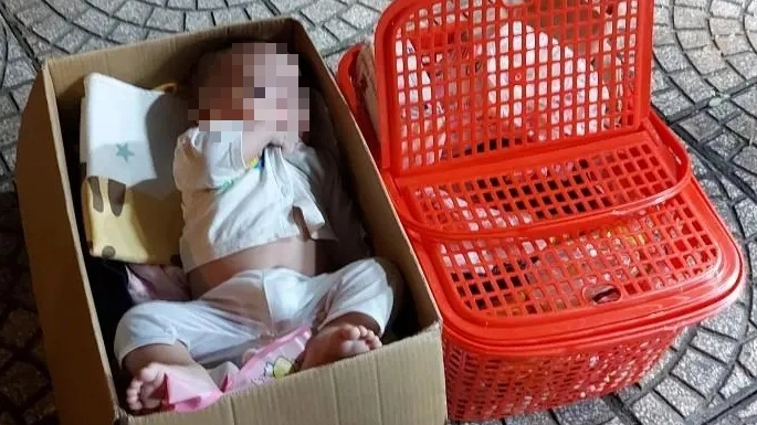 Bé gái 6 tháng tuổi bị bỏ rơi ở Cà Mau được người thân nhận về