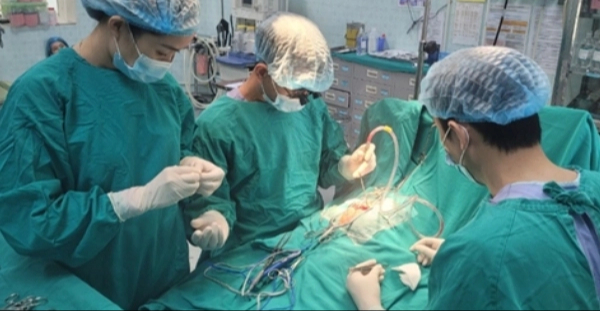 Bé trai ở Thanh Hóa có "đuôi" dài 14cm được phẫu thuật thế nào?