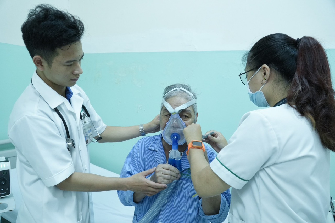 Người đ&agrave;n &ocirc;ng 7 th&aacute;ng li&ecirc;n tục phải ngủ ngồi