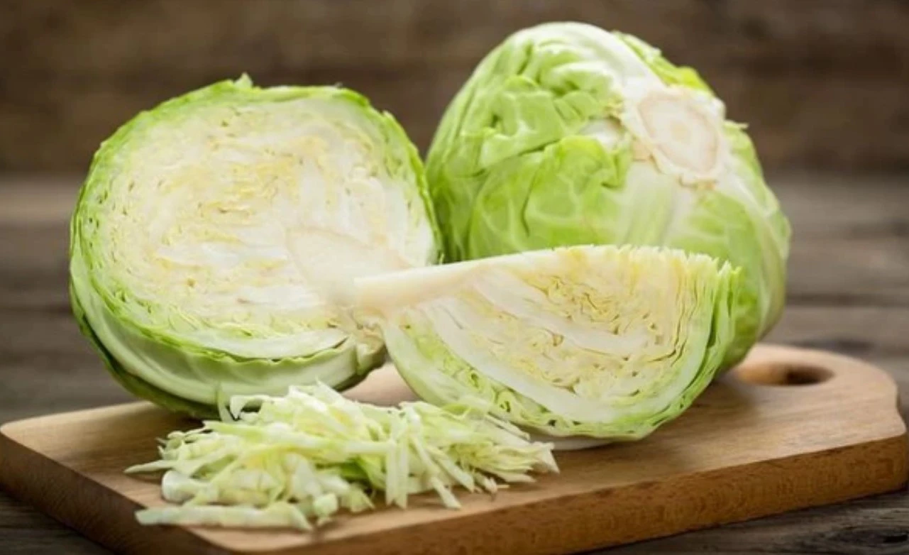 Bắp cải vừa ngon, vừa là bài thuốc rẻ, nhưng ai không nên ăn?