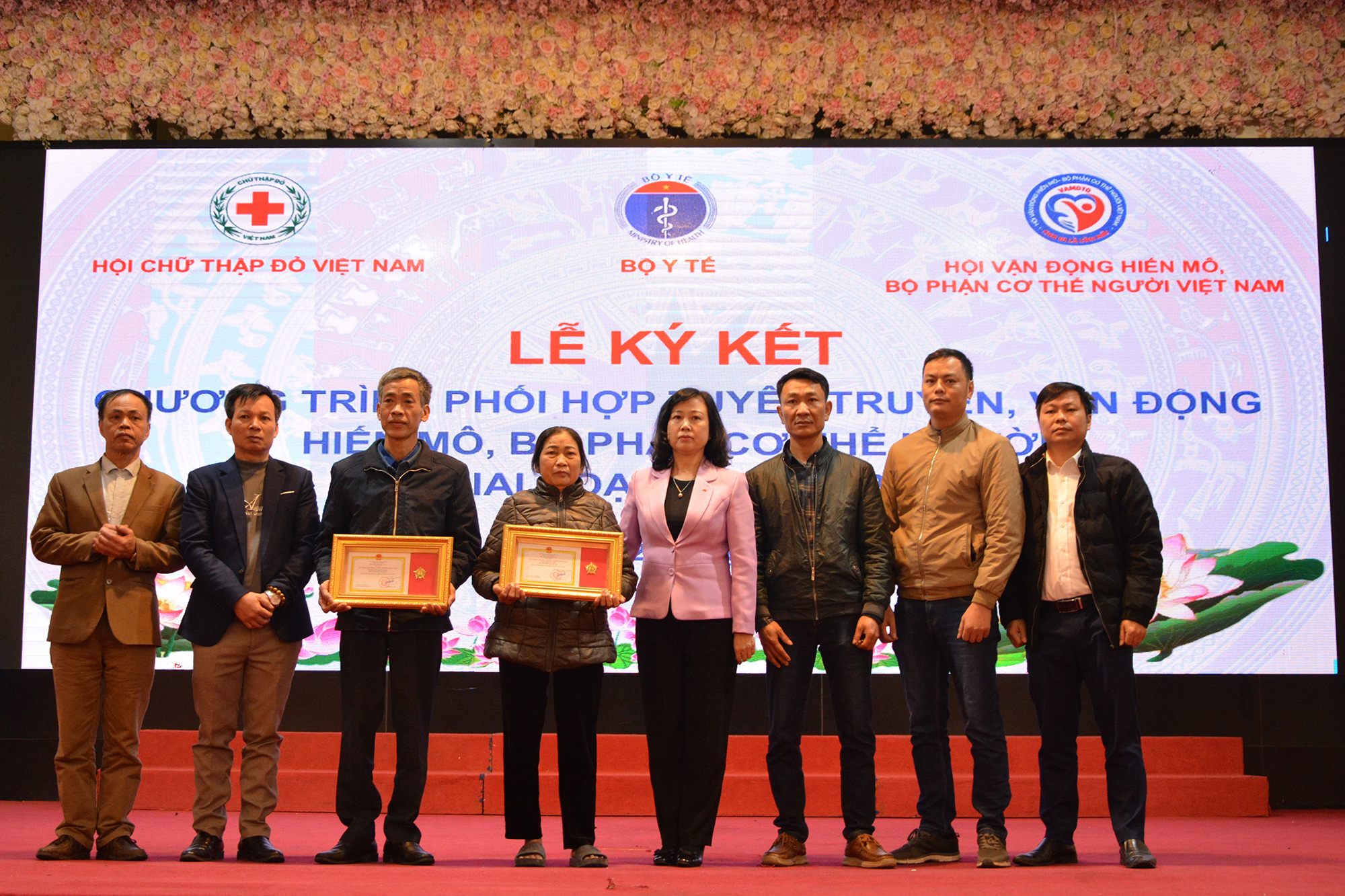 Phía sau lời đồn “nhận tiền tỷ bán tạng con”