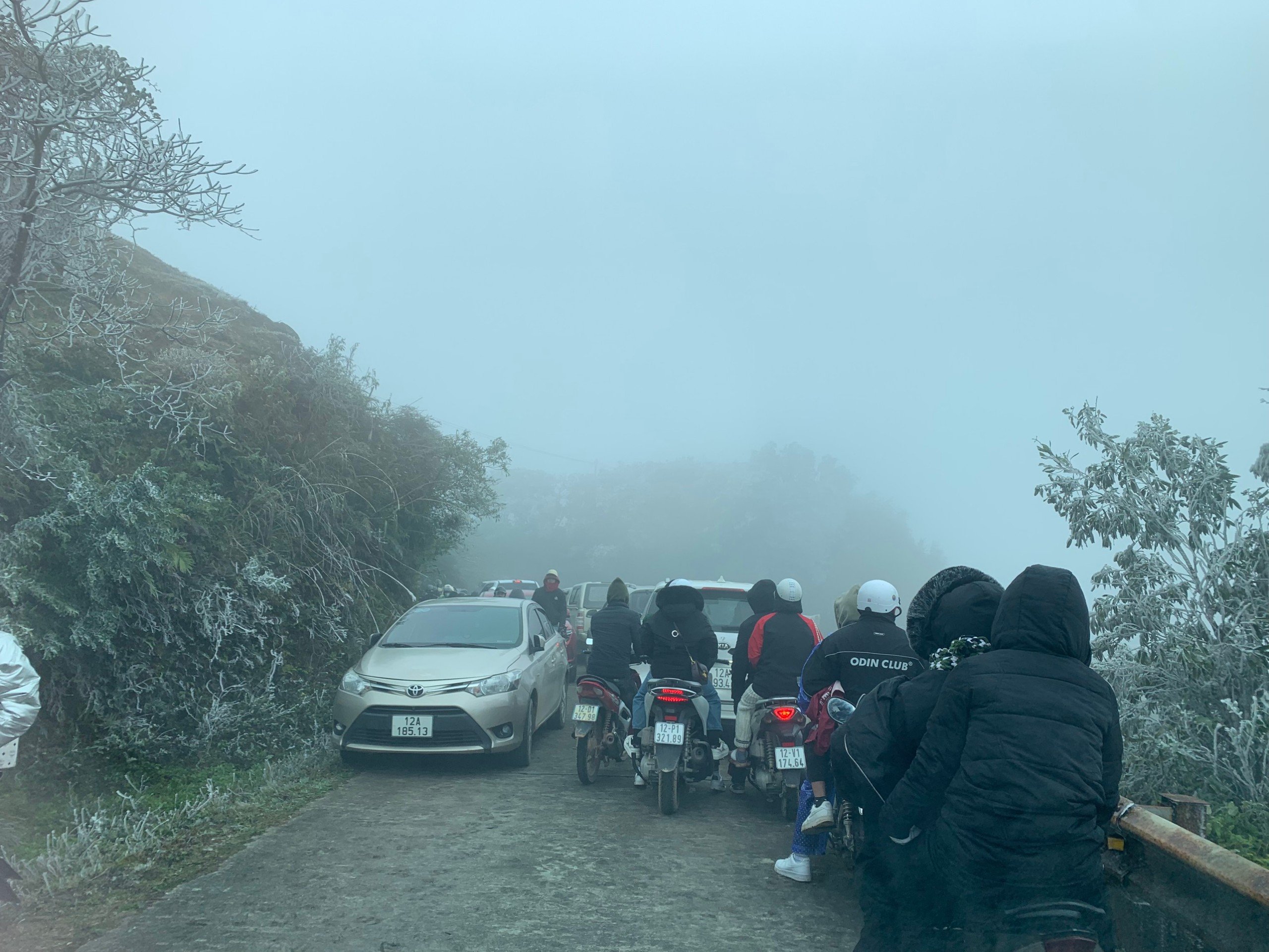 Người dân thắp đèn sưởi, mặc áo ấm, nấu cháo cho "đầu cơ nghiệp" trong giá lạnh miền núi