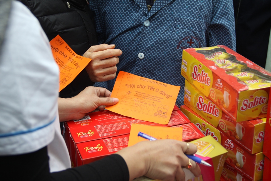 Bệnh nhân phấn khởi dự hội chợ Tết 0 đồng