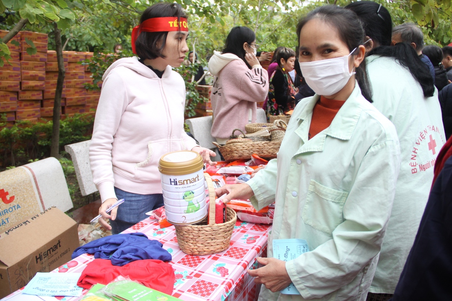 Bệnh nhân phấn khởi dự hội chợ Tết 0 đồng