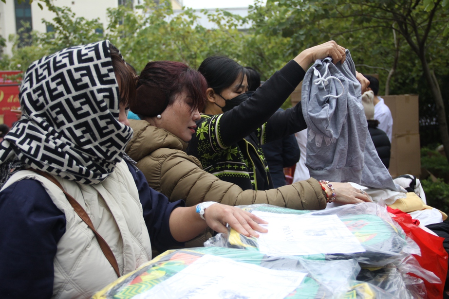 Bệnh nhân phấn khởi dự hội chợ Tết 0 đồng