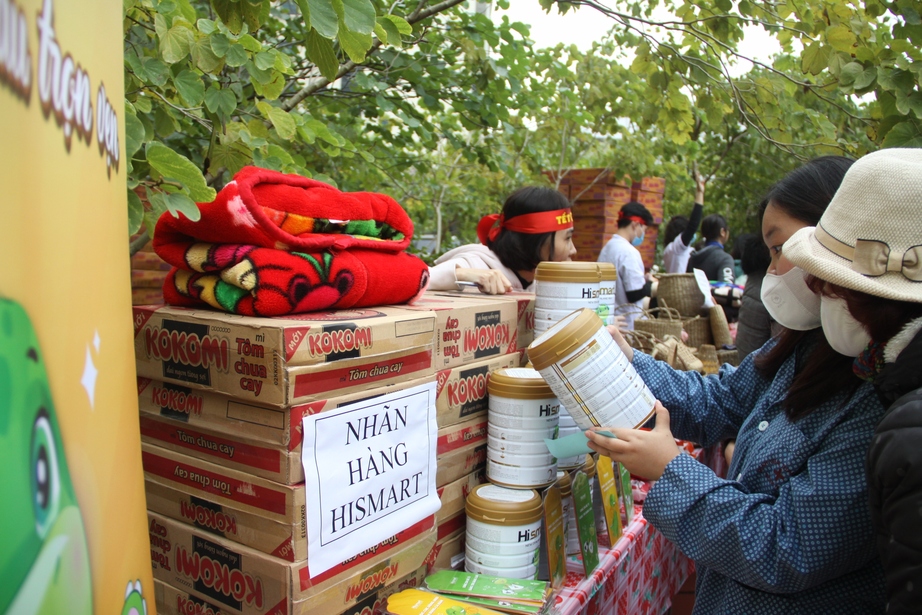 Bệnh nhân phấn khởi dự hội chợ Tết 0 đồng