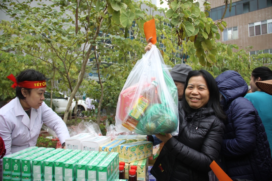 Bệnh nhân phấn khởi dự hội chợ Tết 0 đồng