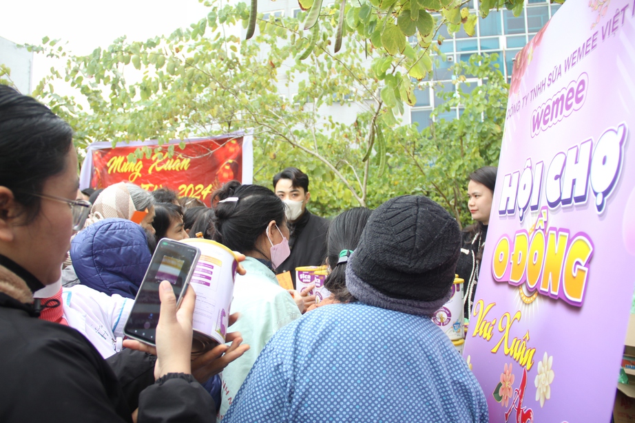 Bệnh nhân phấn khởi dự hội chợ Tết 0 đồng