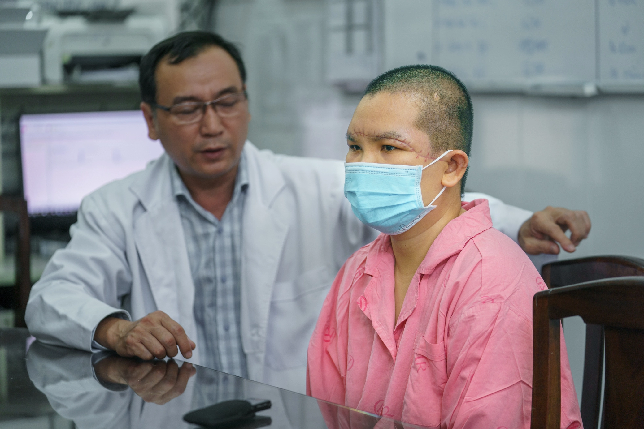 Nữ công nhân bị máy kéo sợi cuốn lóc toàn bộ da đầu Nữ công nhân bị máy kéo sợi cuốn lóc toàn bộ da đầu