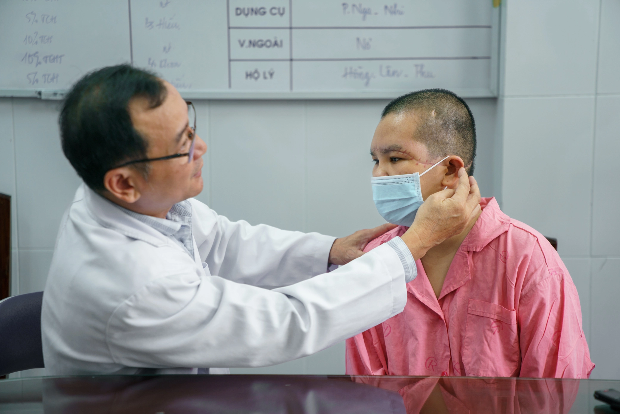 Nữ công nhân bị máy kéo sợi cuốn lóc toàn bộ da đầu Nữ công nhân bị máy kéo sợi cuốn lóc toàn bộ da đầu