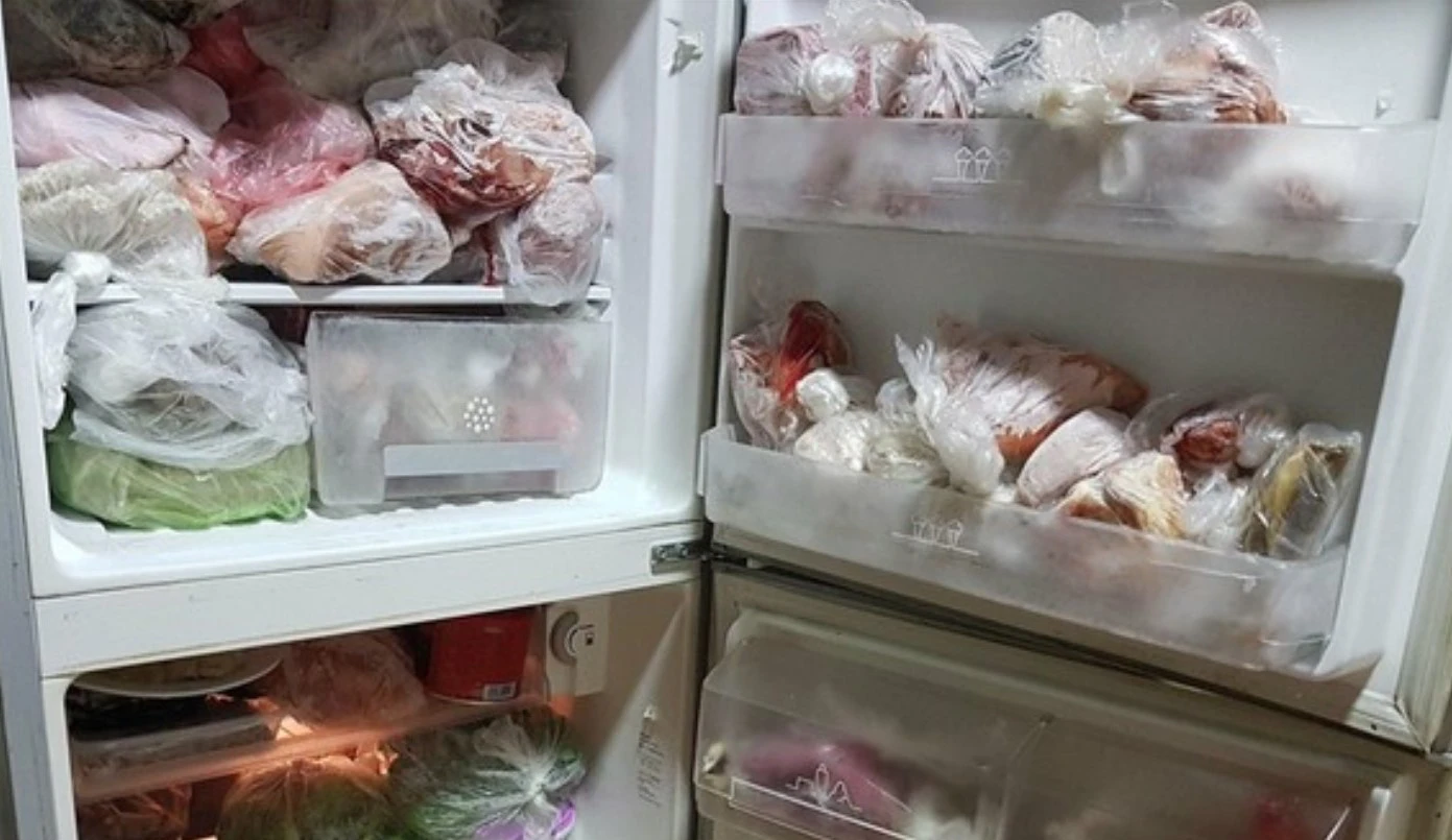 Tủ lạnh "ngập" thực phẩm trước Tết, để ăn hay bỏ?