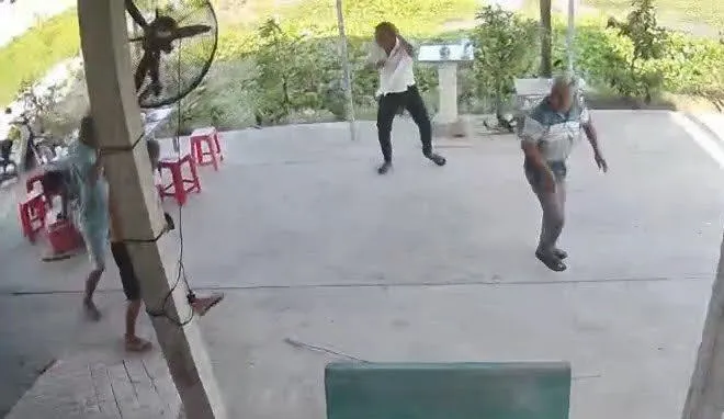 Đang ngồi nhậu, 4 người đàn ông ở Long An bị ong đốt nhập viện