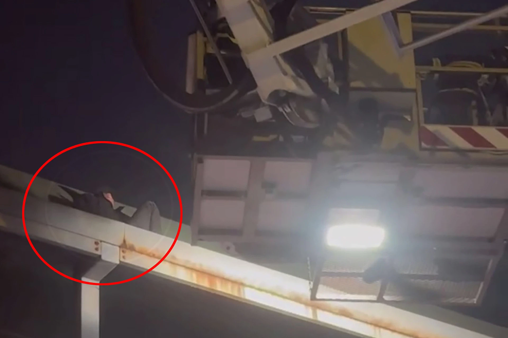 Giải cứu thanh niên uống rượu bia, nằm trên mái cầu vượt đi bộ