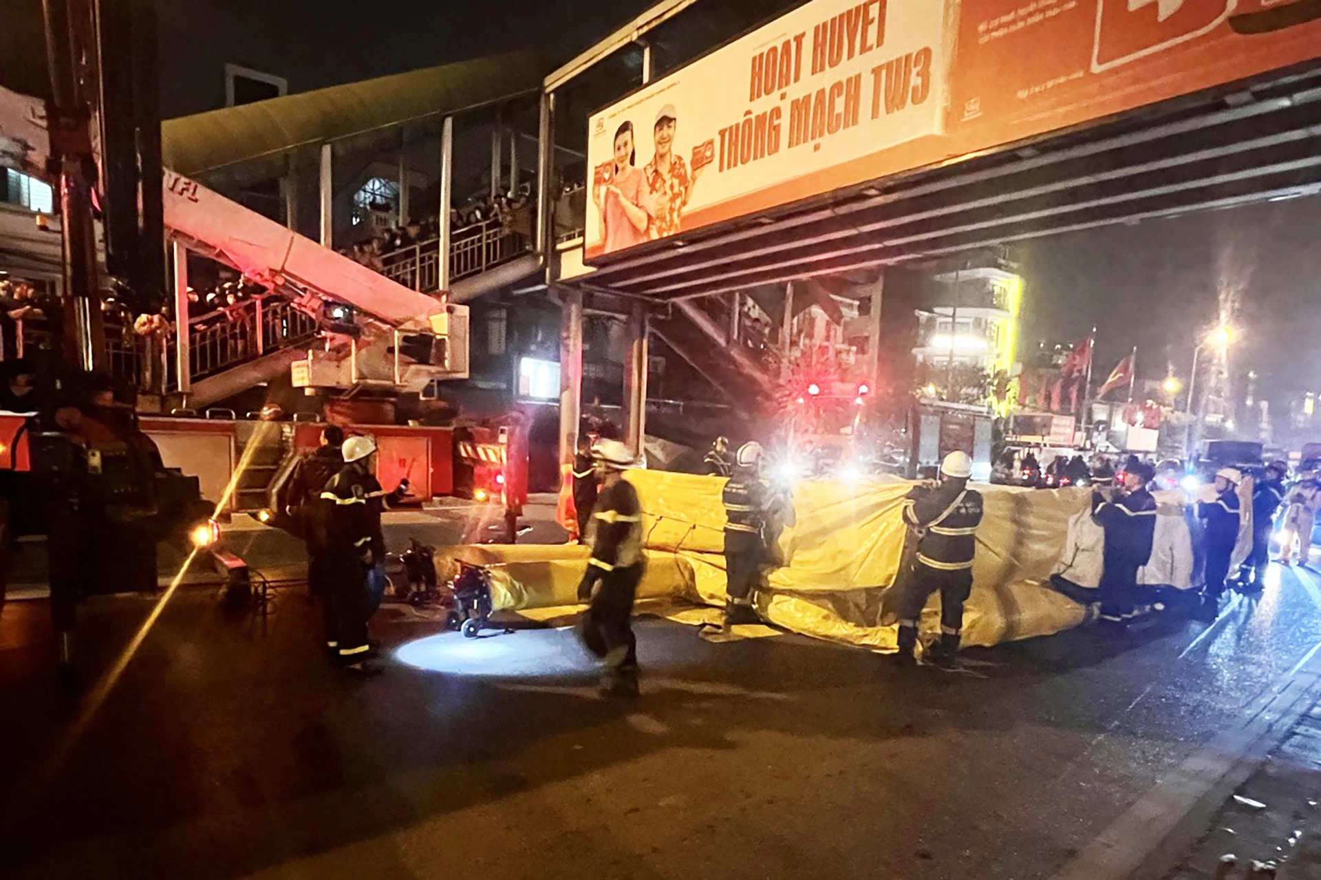 Giải cứu thanh niên uống rượu bia, nằm trên mái cầu vượt đi bộ