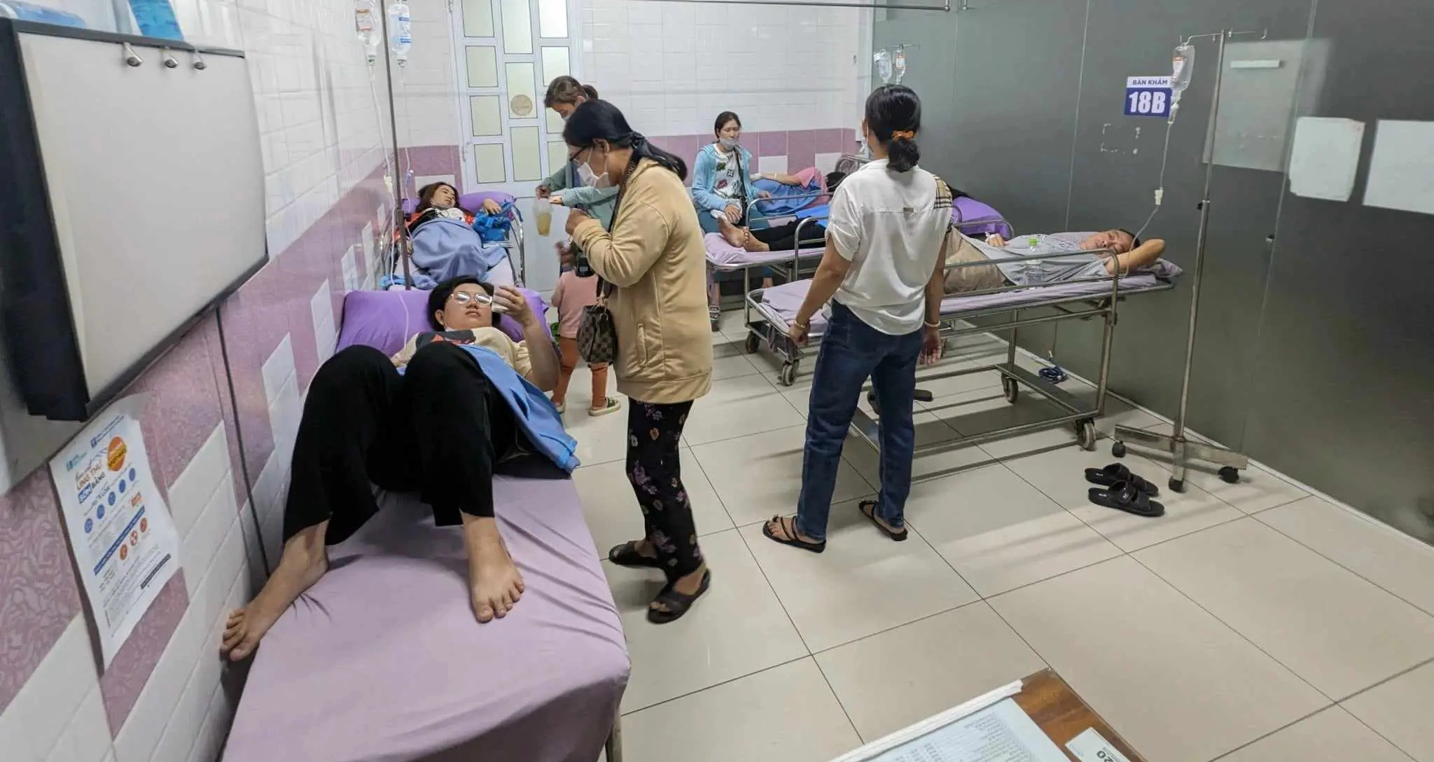 153 người ngộ độc, chủ tiệm bánh mì bị phạt 90 triệu, đình chỉ kinh doanh 4 tháng