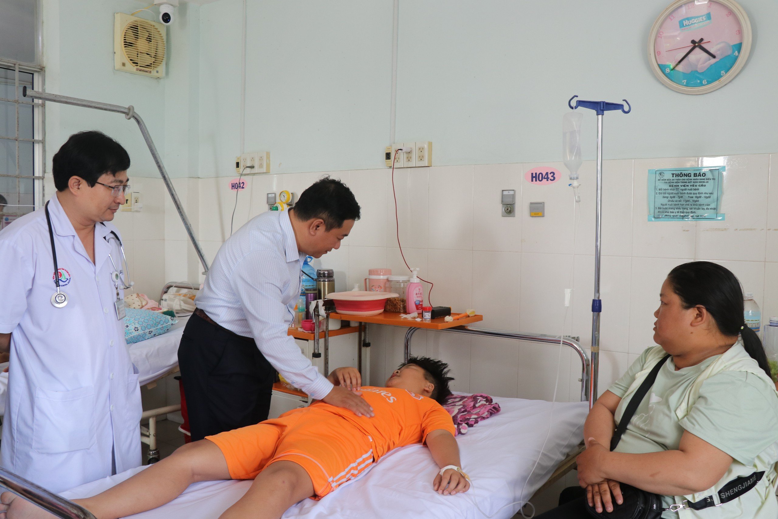 Số người nghi ngộ độc do ăn cơm gà tăng hàng trăm người ở Khánh Hòa Số người nghi ngộ độc do ăn cơm gà tăng hàng trăm người ở Khánh Hòa