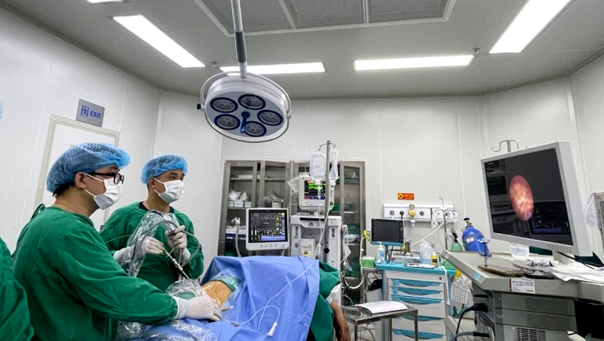 Trả giá đắt khi tự ý điều trị sỏi thận