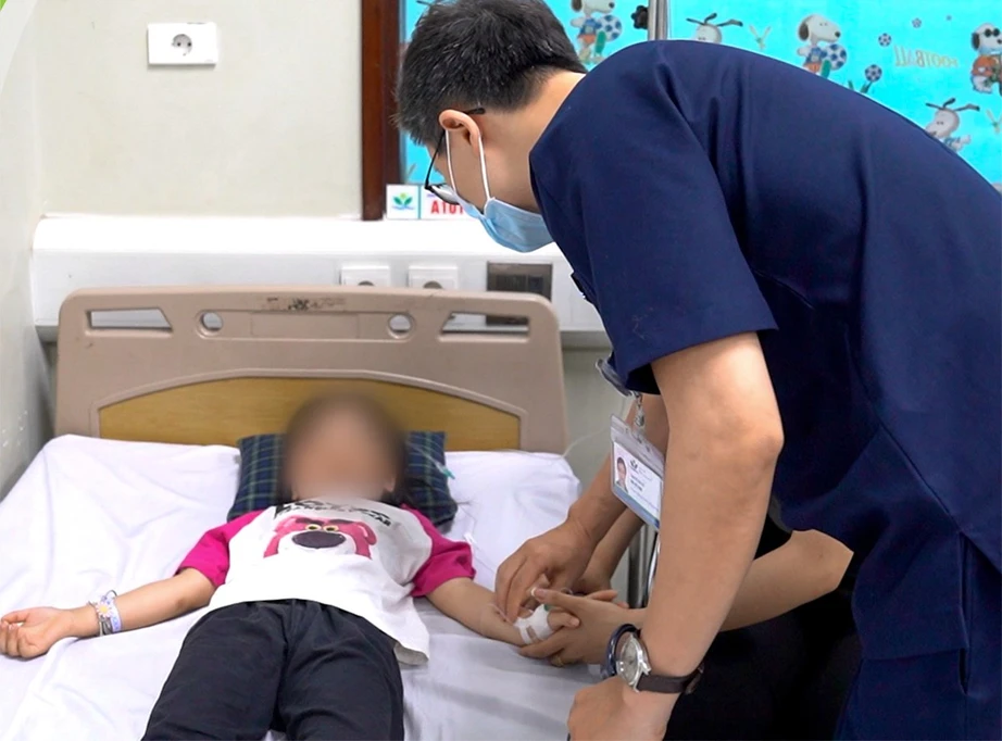 Sức khỏe bé gái bị chó tấn công tới tấp hiện ra sao?