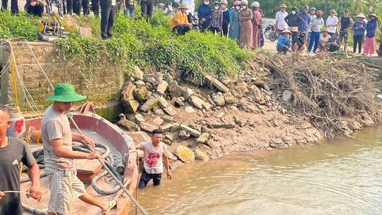 Nam sinh lớp 9 đuối nước, tử vong khi nhảy từ thành tàu xuống sông tắm